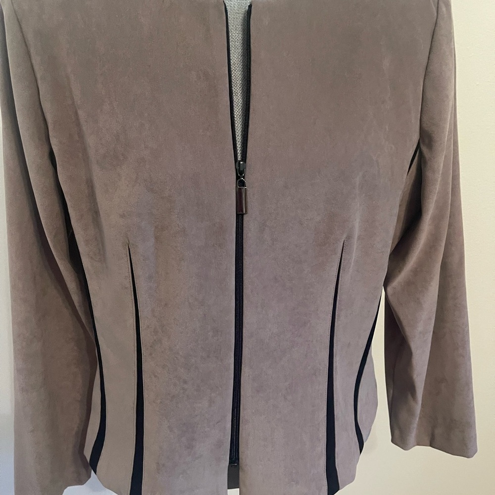 Positive Attitude Women's Taupe Suede Collarless Jacket. Size 14 - Picture 8 of 15